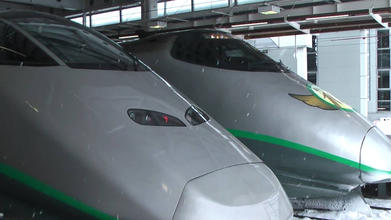 山形新幹線つばさ 400系とE3系の並びと内装 雪の降る新庄駅
