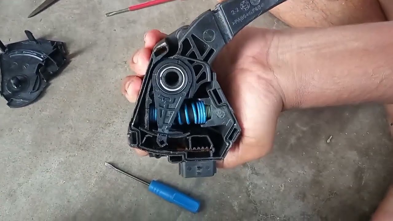 Renault Kwid Car Race Kaise Kam Kare l Kwid Car Race Problem l Kwid Accelerator Padel Repair at Home
