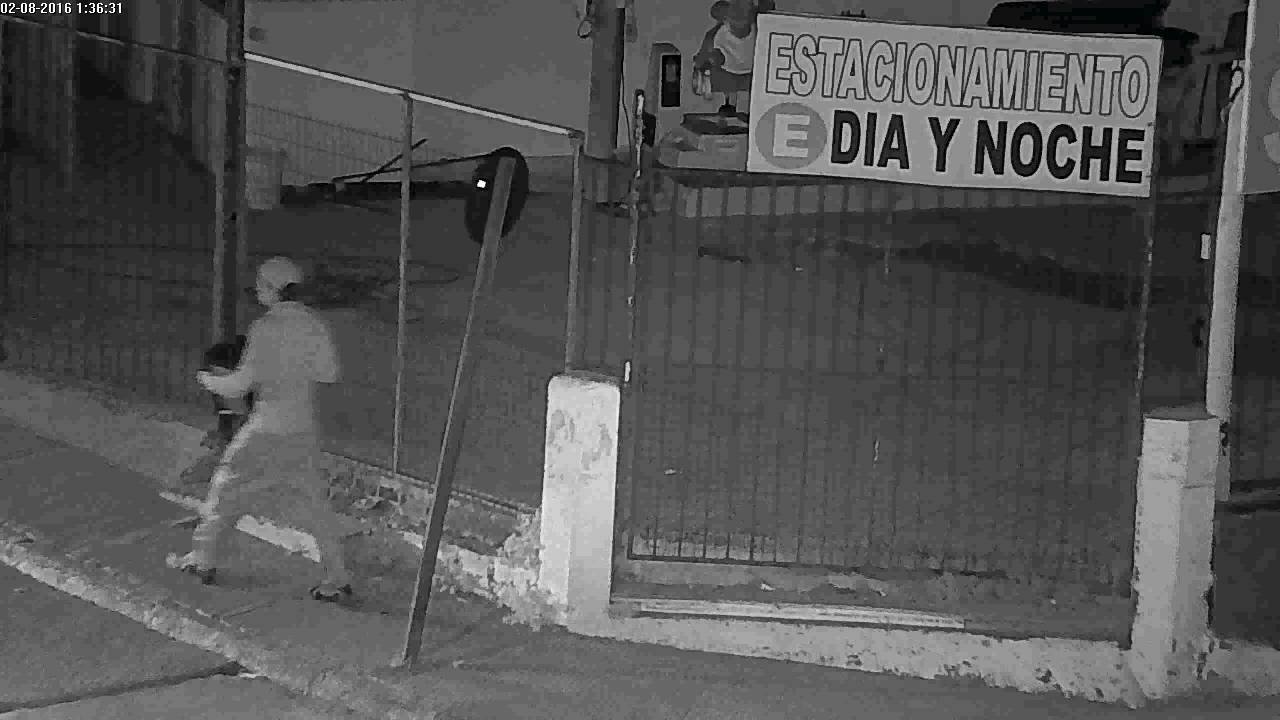 C&aacute;maras captan a ladr&oacute;n de televisor en Cartagena