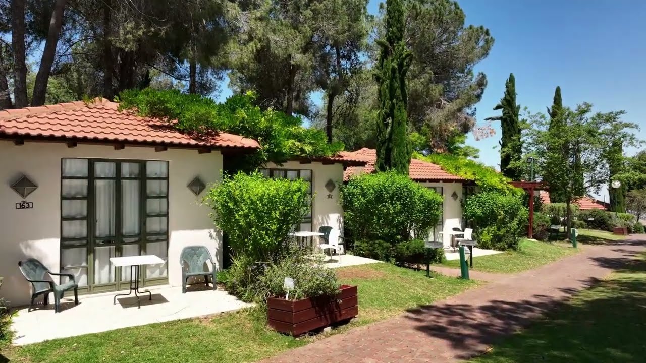 ירוק בהר  - מלון שורש