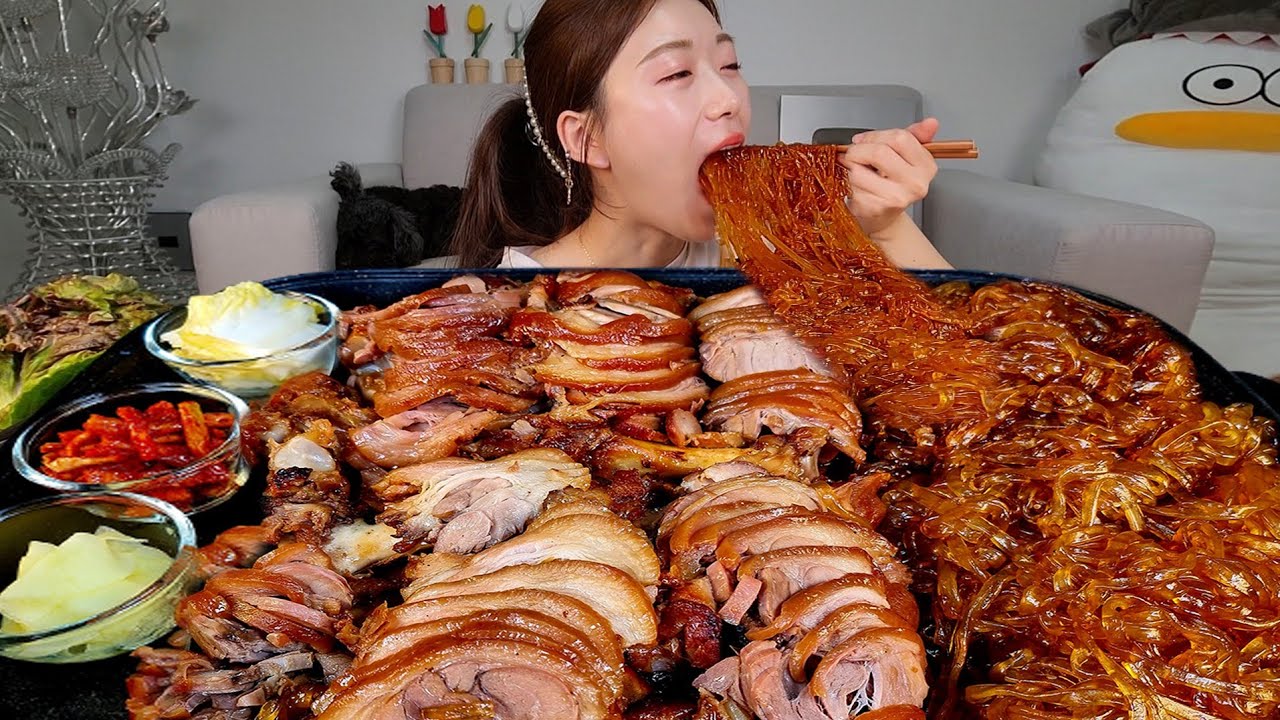 ASMR 촉촉하고 짭쪼롬한 족발에 당면4번추가 리얼먹방 :) In Korea, we enjoy eating jokbal as a late night snack MUKBANG