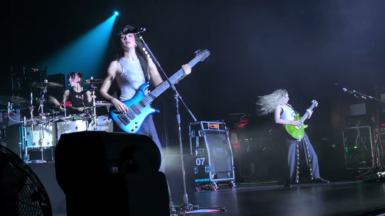 The Warning Apologize Live (Palladium Times Square, NYC, 07/18/2025)(4K 60fps HDR)
