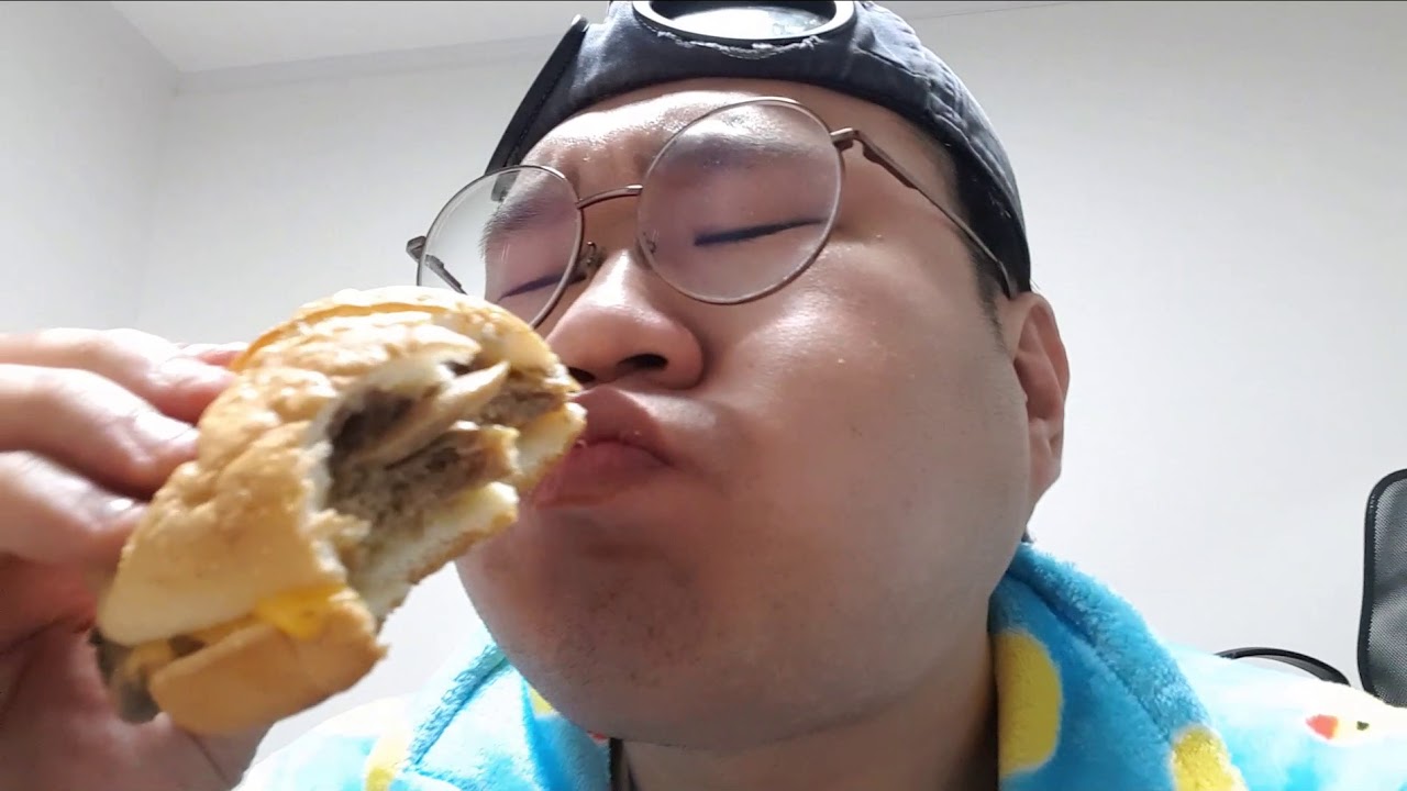 [권회훈] 일어나자마자 편의점 먹방.(조금 리얼사운드)