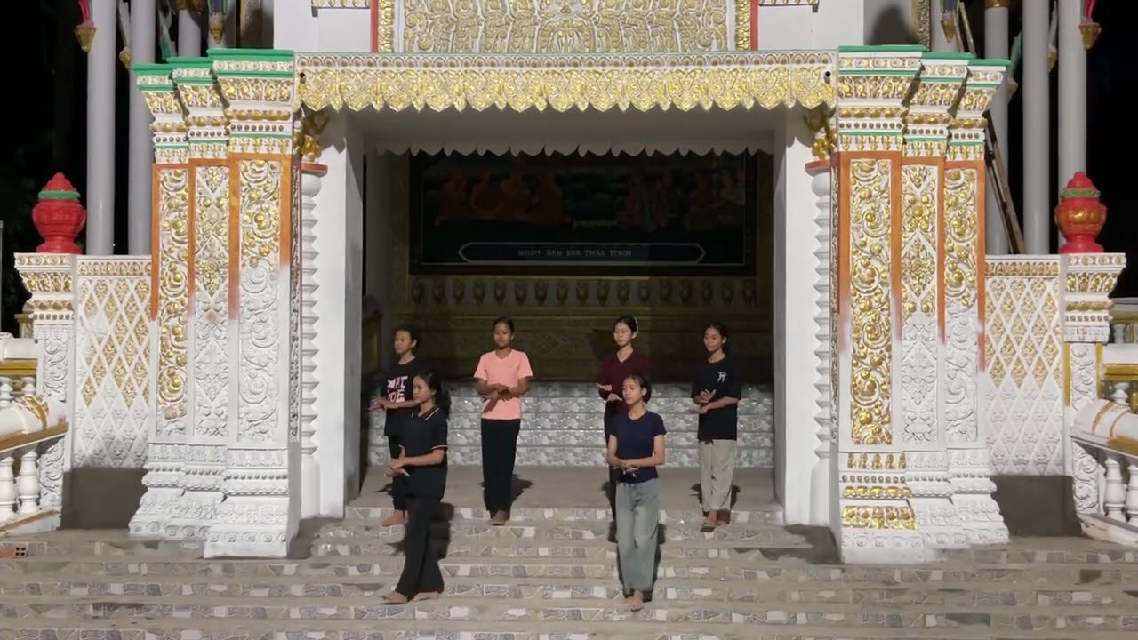 រៀនរាំលេង។ tập múa 