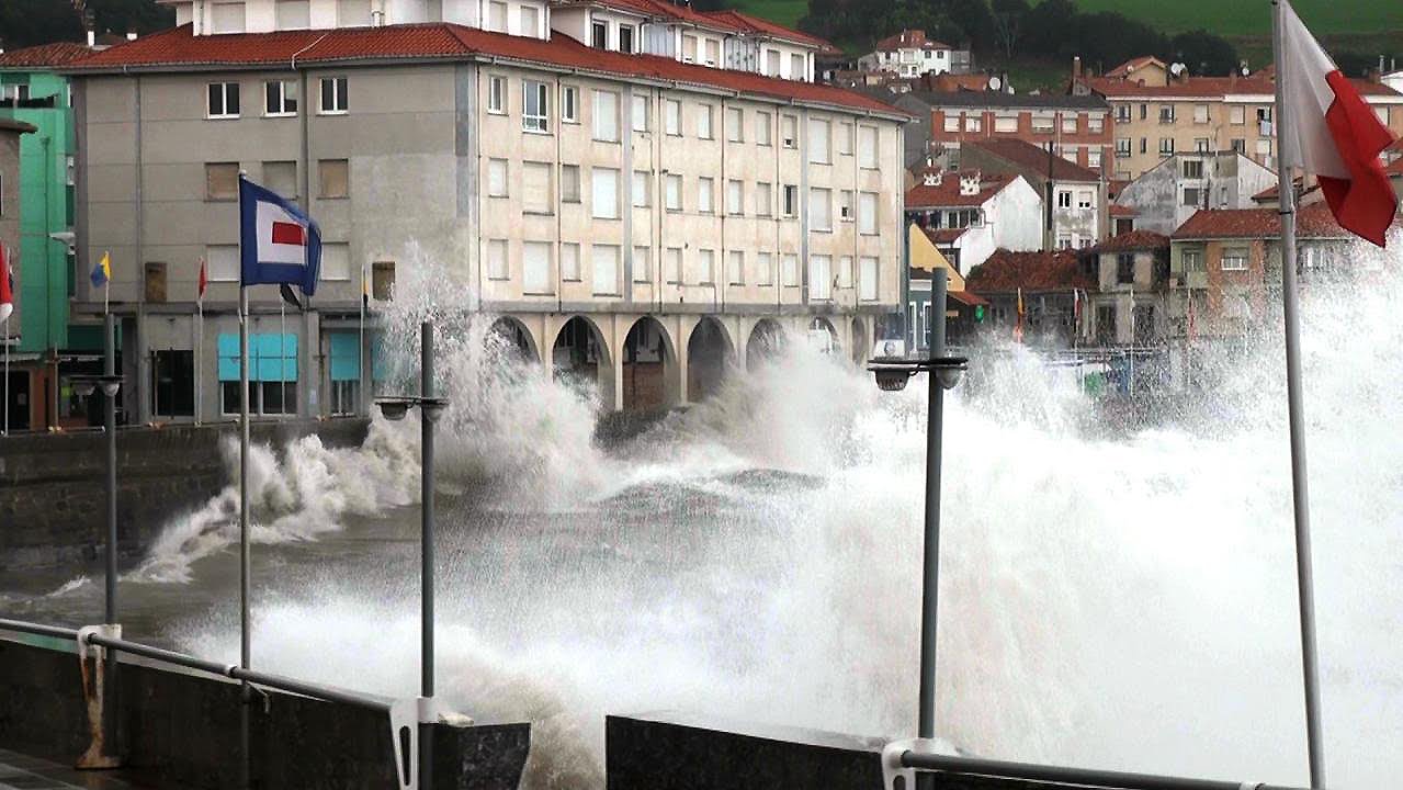 Temporal Cant&aacute;brico enormes olas golpean Luanco, Asturias