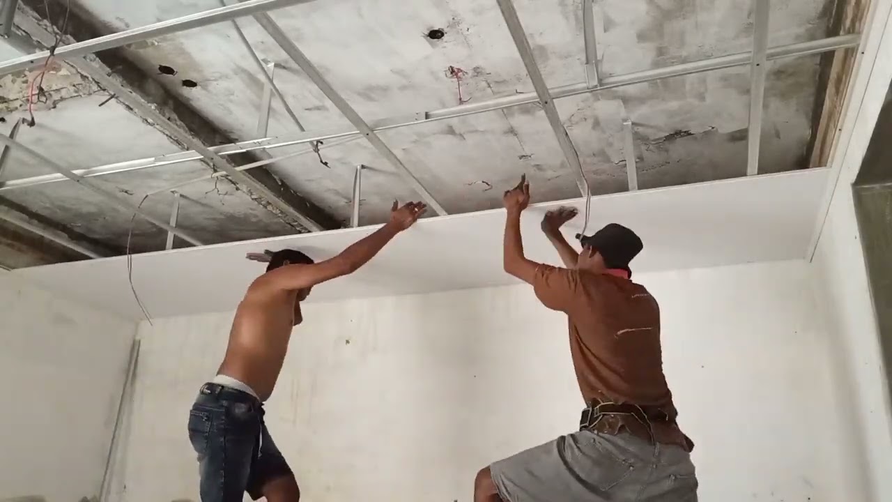 PEMASANGAN PLAFOND PVC AREA DAPUR DENGAN DESIGN DROP CHELING