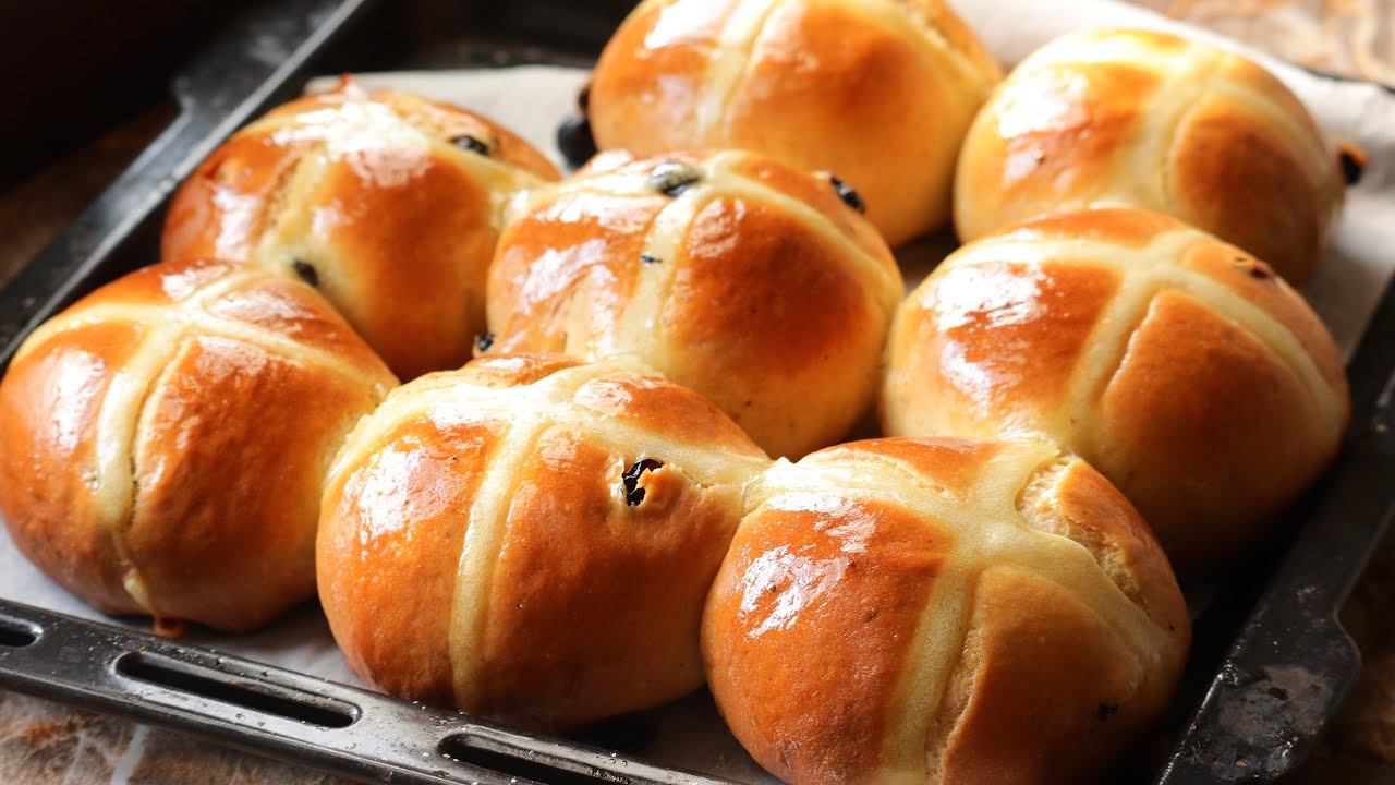 Fluffy hot cross buns recipe | Easter recipes