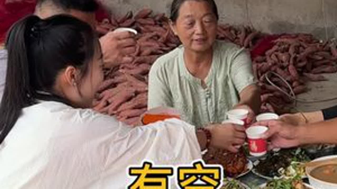 老弟放假回来了，让老公陪我一起回娘家.有妈的地方就有家有家的地方有温暖.#家的温暖 #常回家看看