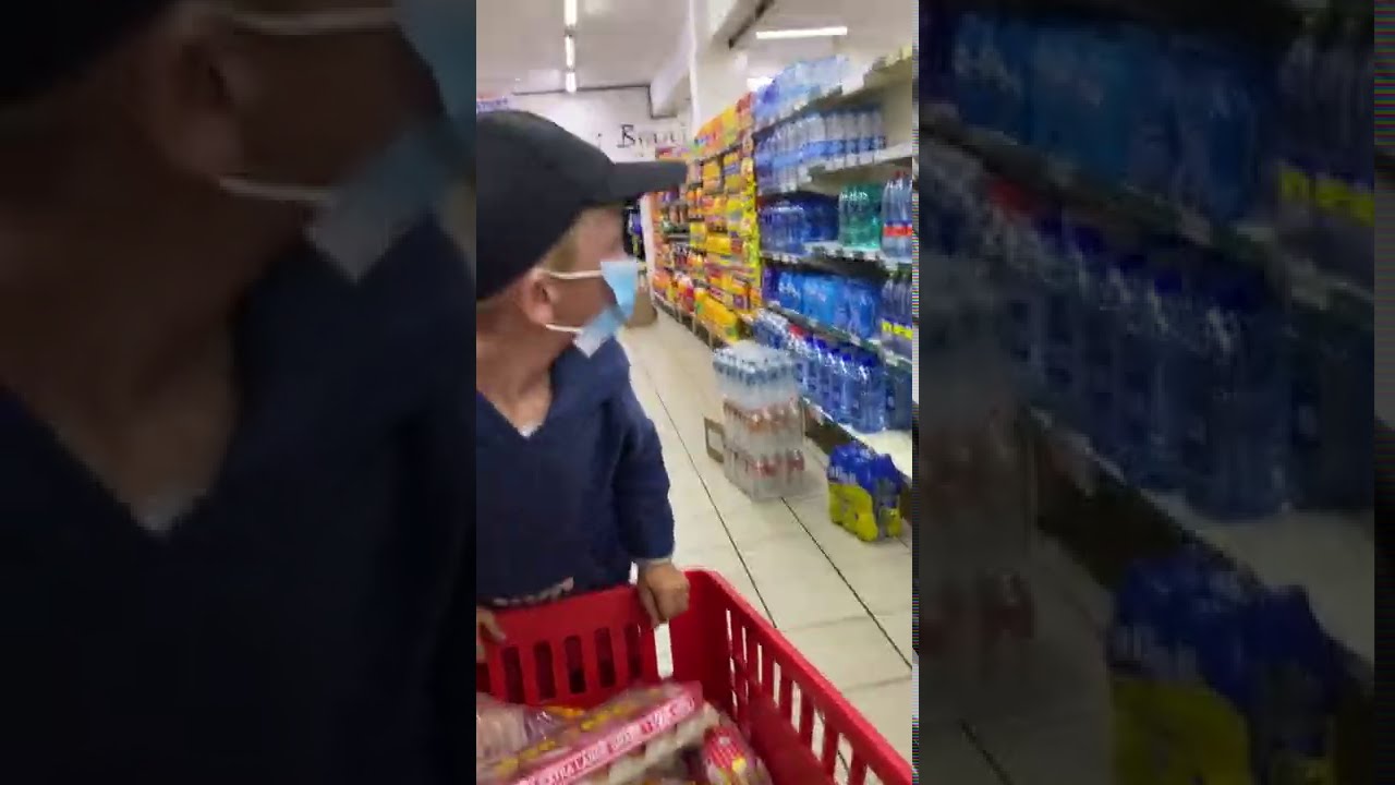 Хороший сын помогает отцу работать вместе под дождём *эмоционально*