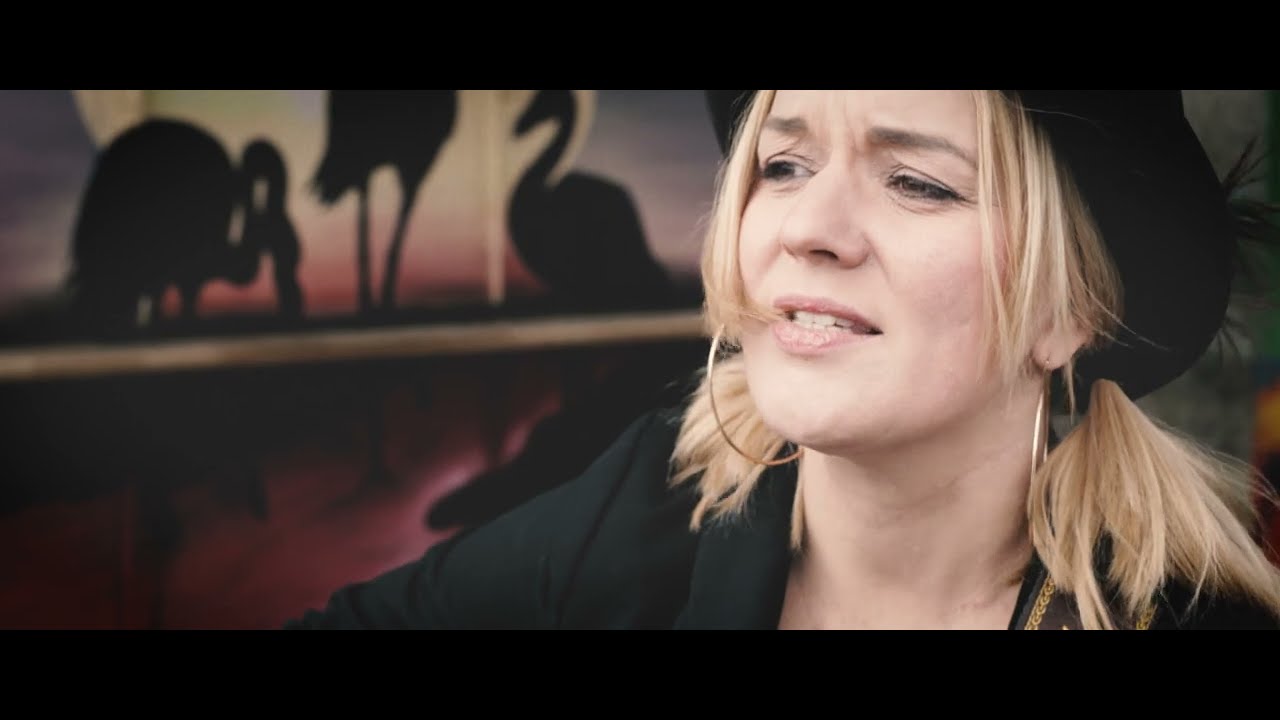 Beiboot und Tiger - Frau Elfi (Offizielles Musikvideo)