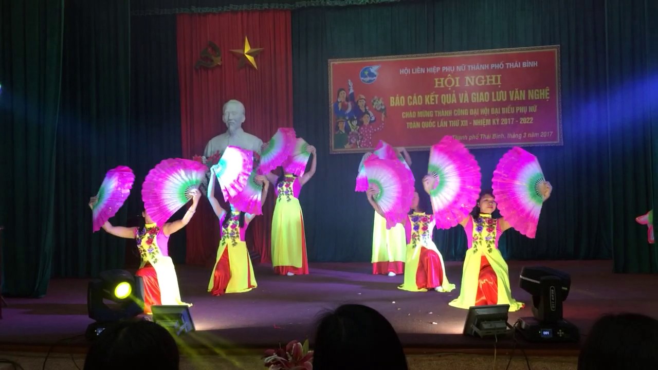 Múa làng lúa làng hoa