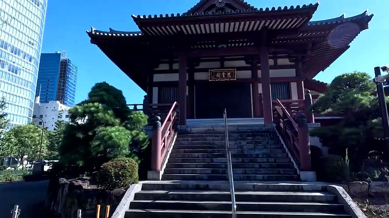 Walking in Japan - Zojoji Temple in Tokyo