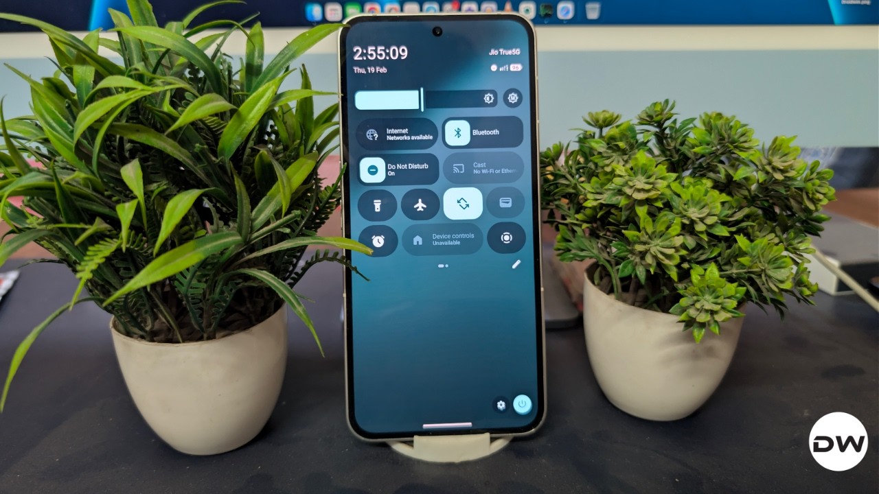 На Nothing Phone 2 установлена ​​LineageOS 23.2 с выразительной темой Material Design.