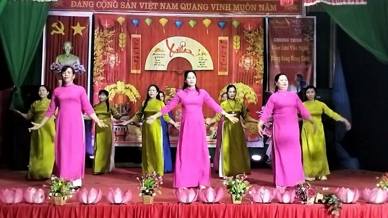 CLB hương sen trình bày 