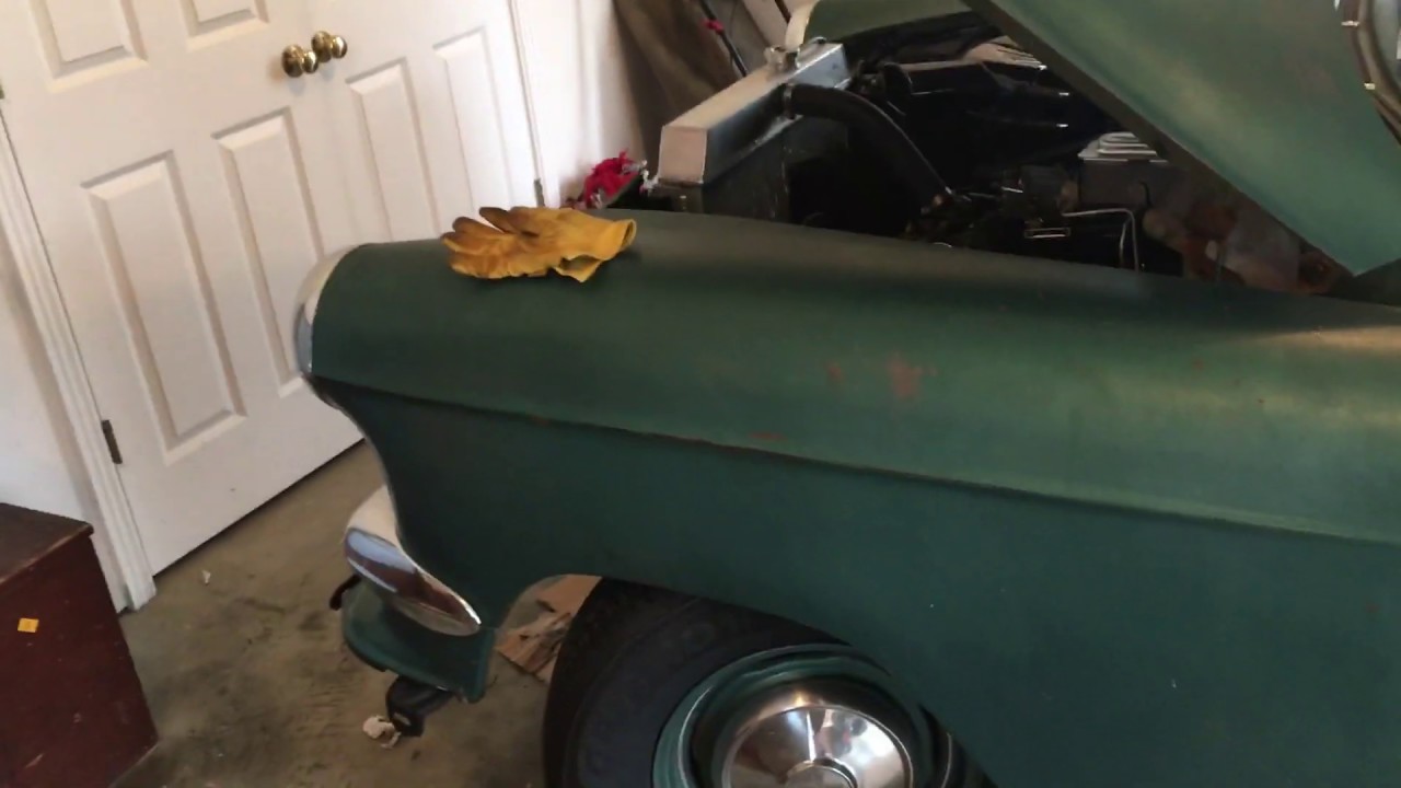 Автомобиль Chevrolet 1954 года выпуска смазывает рулевой механизм.