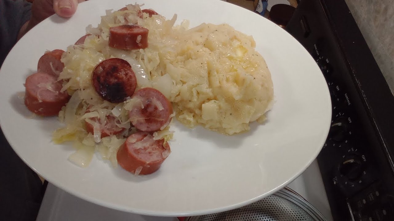 Новогодний ужин: квашеная капуста и копченая колбаса.
