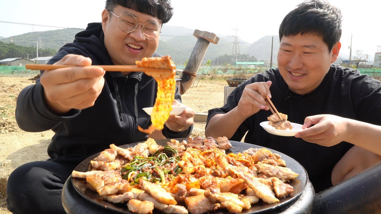이 조합은 무엇?! 권회훈님과 솥뚜껑 삼겹살(Samgyeopsal with new guest)!! 요리&먹방!! - Mukbang eating show
