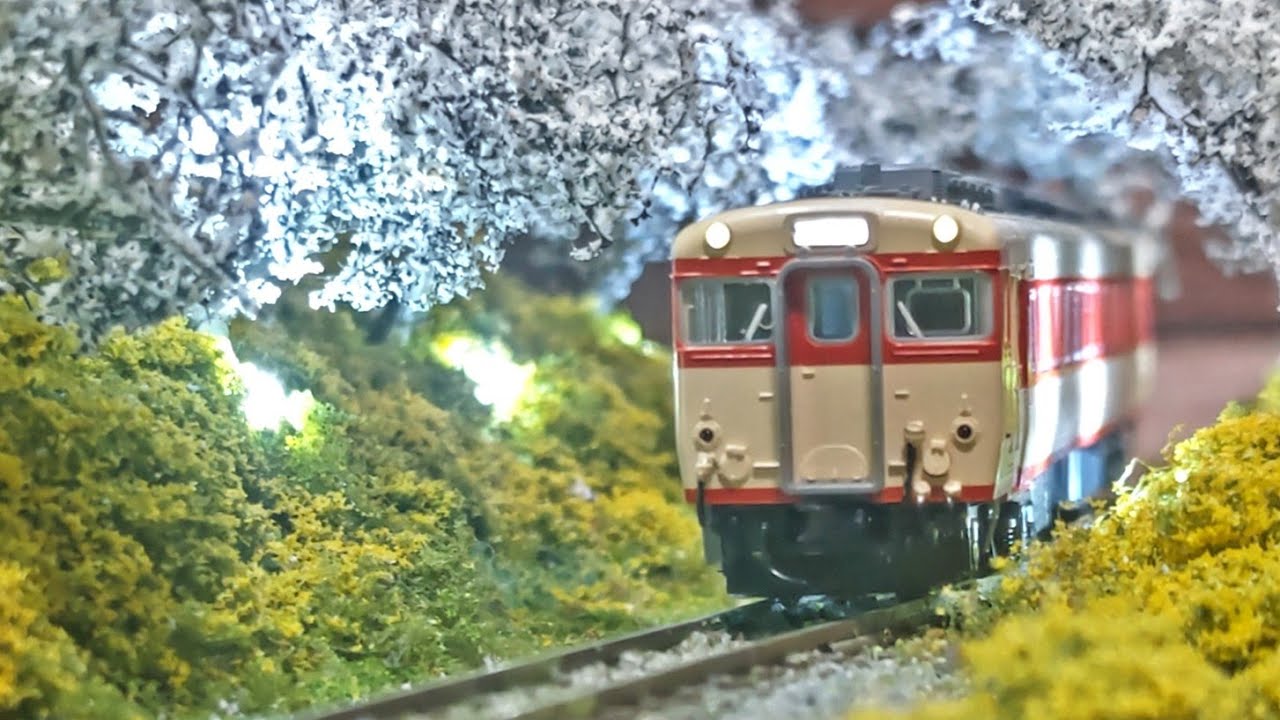 100均のケースにミニジオラマ製作    サクラと菜の花とローカル線              [ 鉄道模型.ジオラマ ]