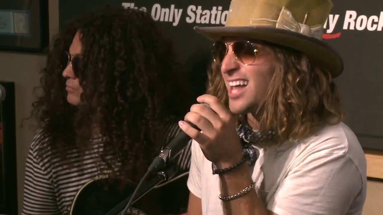 Dirty Honey Performs 