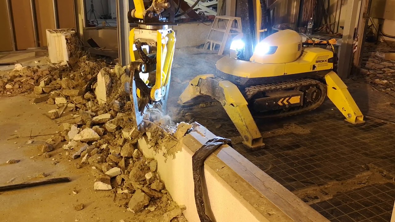 Rivning med Brokk 110 med Betongsax