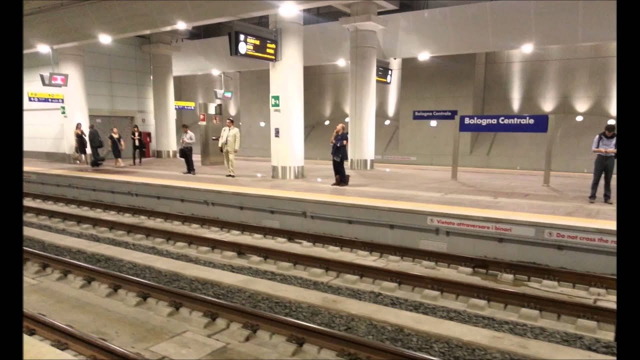 Annunci Trenitalia & NTV alla Stazione di Bologna Centrale AV