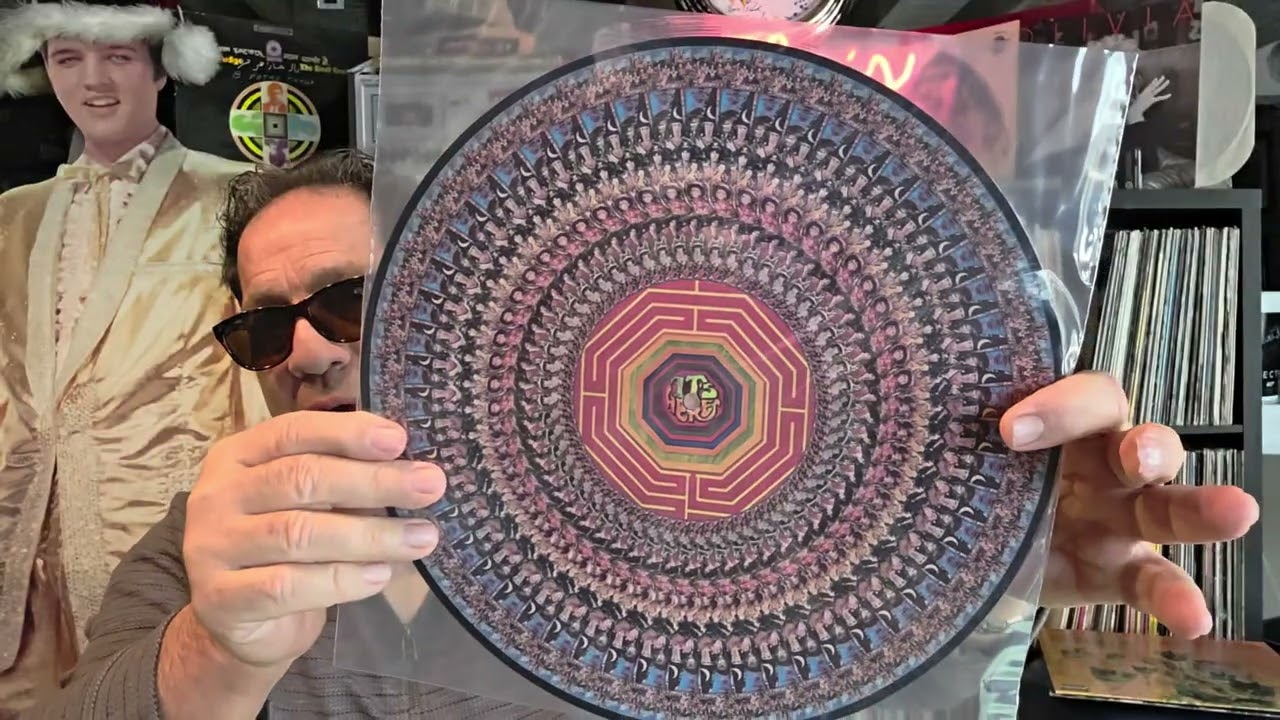 В рамках акции "RSD Black Friday" продаются "ZOETROPE" и оригинальные лентикулярные копии альбома...