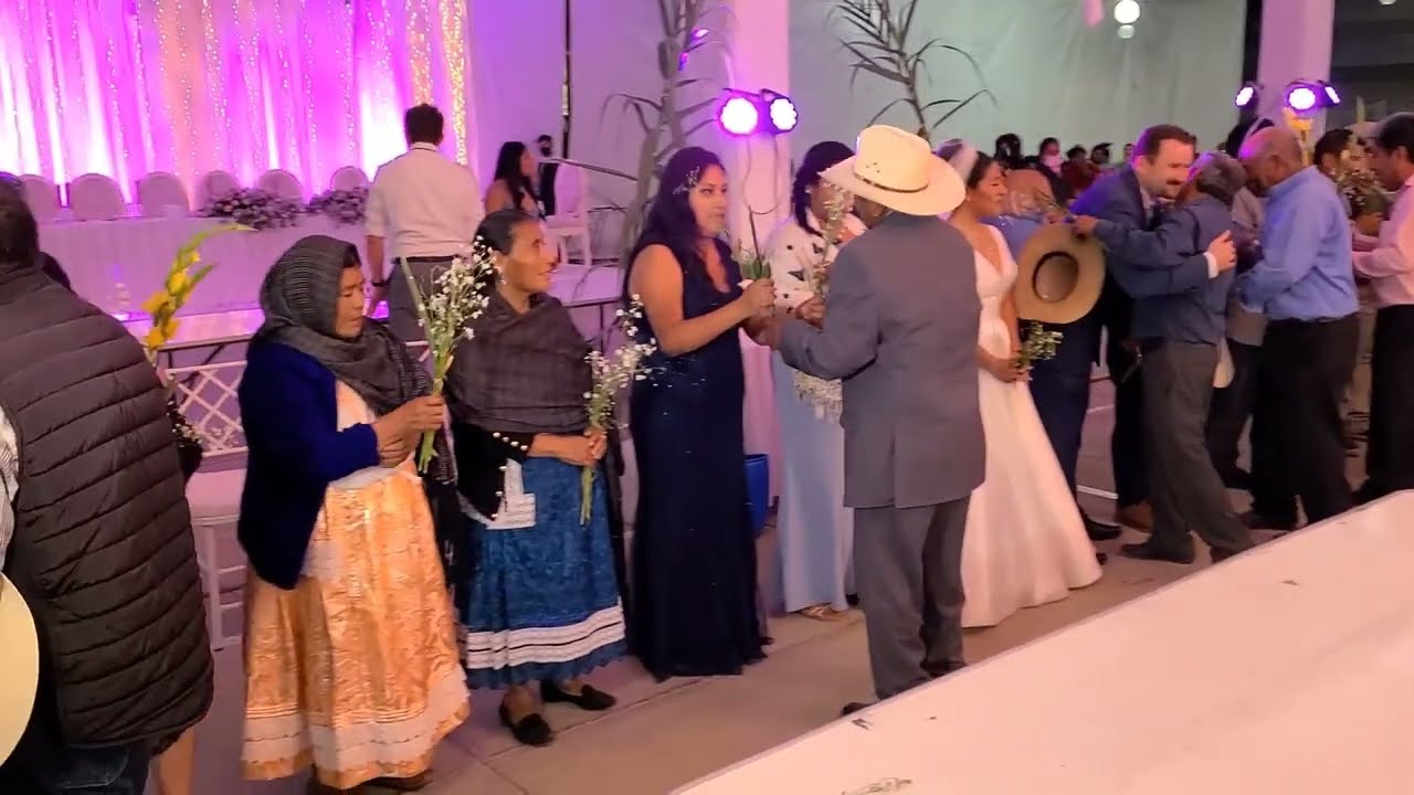 Amarre de flores boda tradicional en san juan mixtepec regi&oacute;n mixteca baja de oaxaca M&eacute;xico