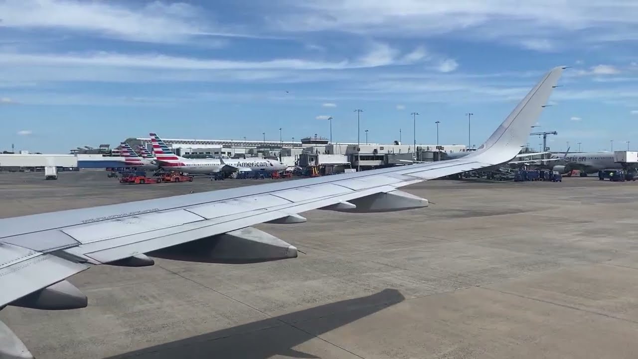 American Airlines Airbus A321-200 Landing in Charlotte