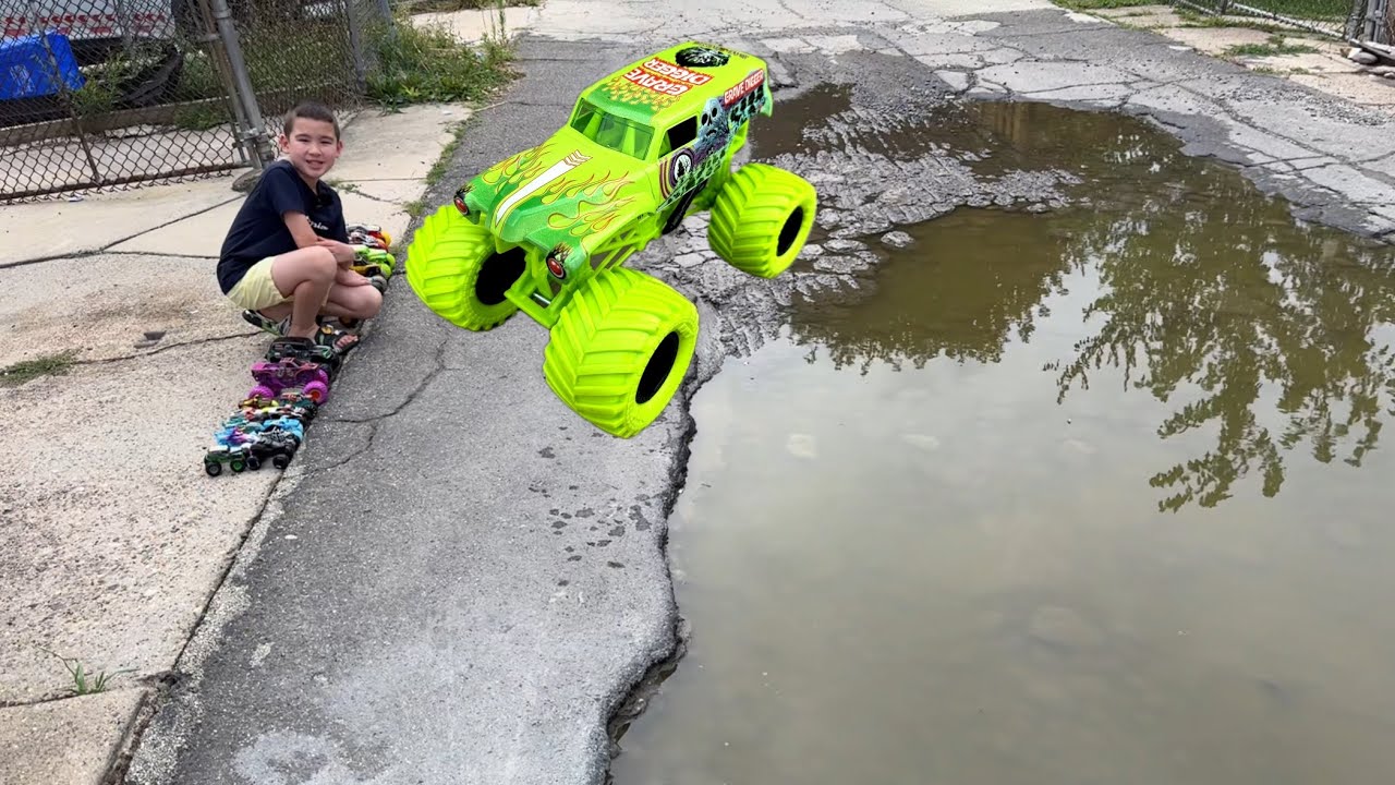 MONSTER TRUCKS PLAY IN THE MUDDY PUDDLE 😱😱😱