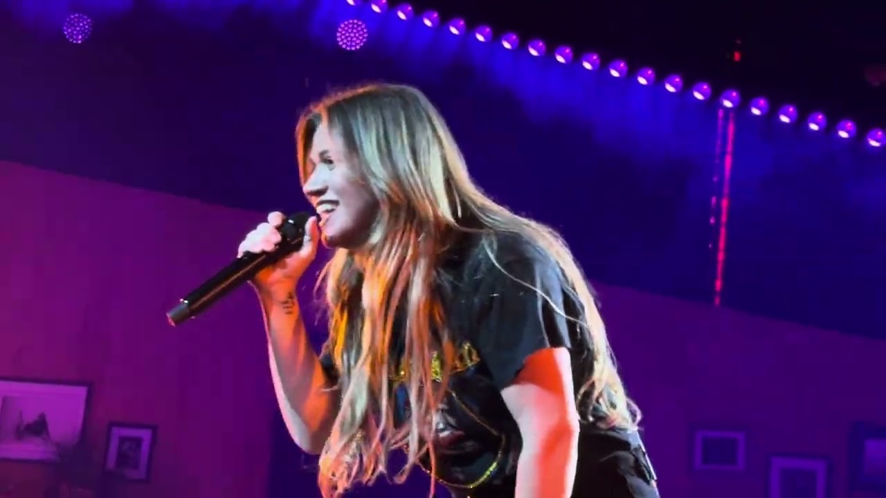 Kelly Clarkson performs My Life Would Suck Without You at Studio Sessions in Las Vegas on 7.12.25