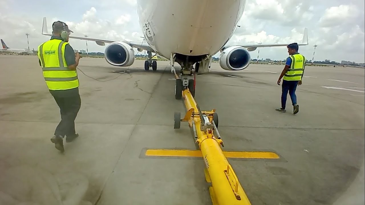 Pushback Boing 737-800 Aircrafb