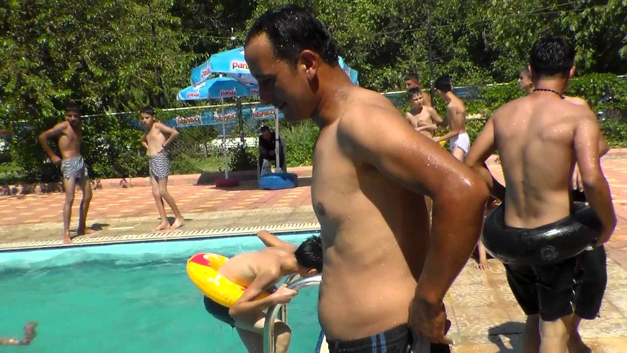 kardeşlerin havuz keyfi