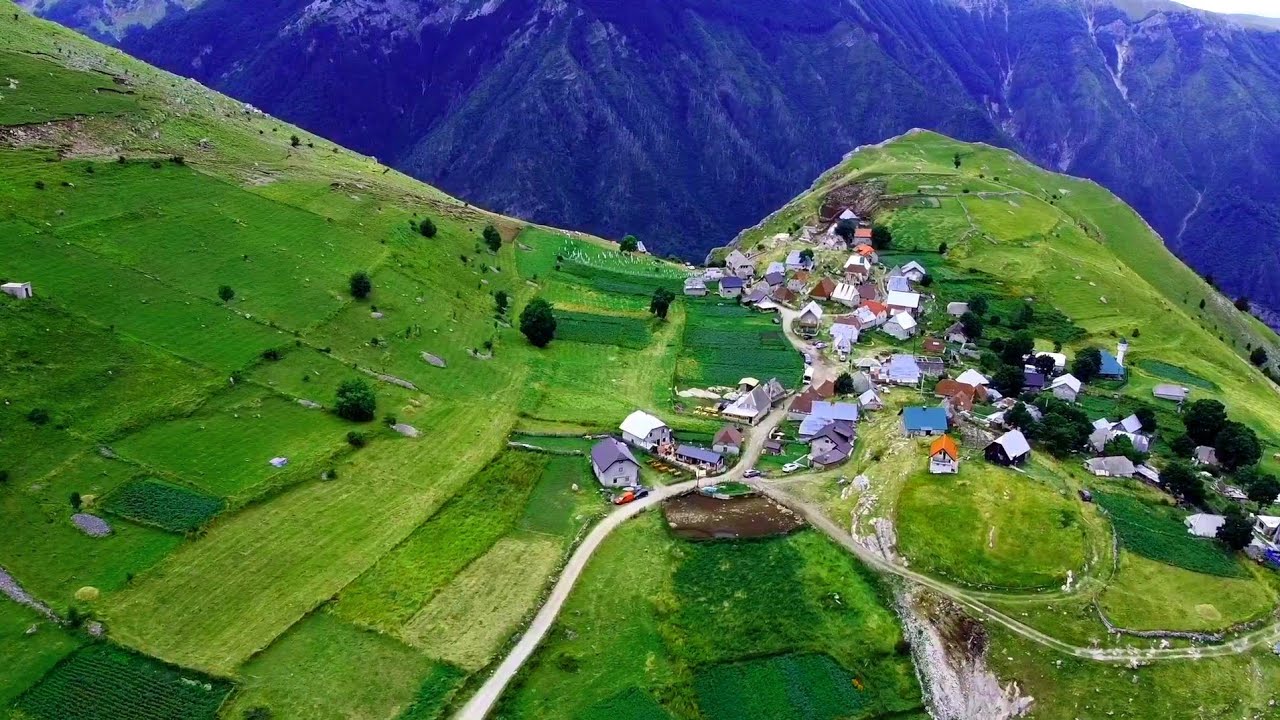 DESA DI BOSNIA: TENANG DALAM KEINDAHAN ALAM