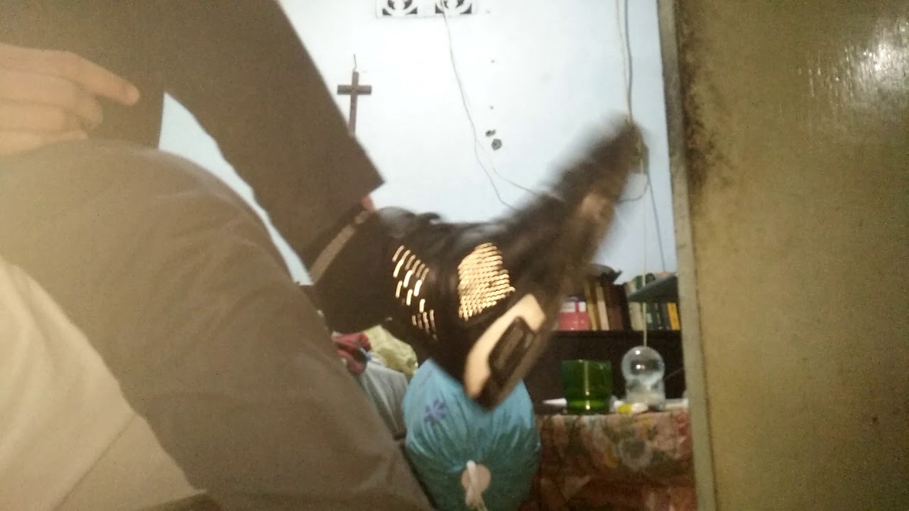 Air Jordan 6 male shoeplay sessions after long work hours
