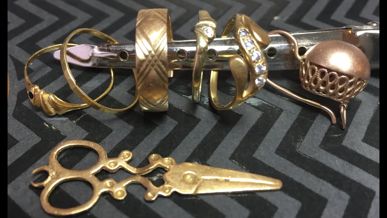 Beach Metal Detecting . Minelab CTX 3030 digs GOLD .