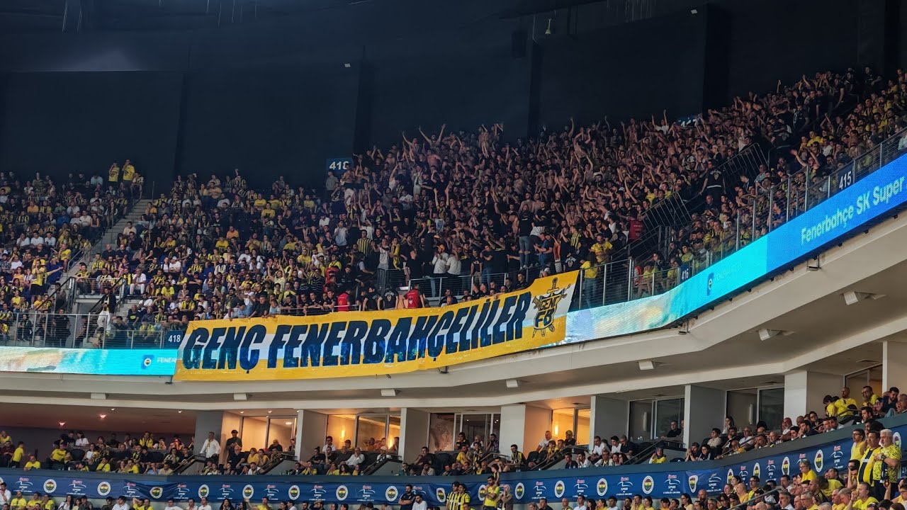 Üst kat taraftar tribünü yönlendirmesiyle, bütün salon tezahürata katılınca ortam renklenir