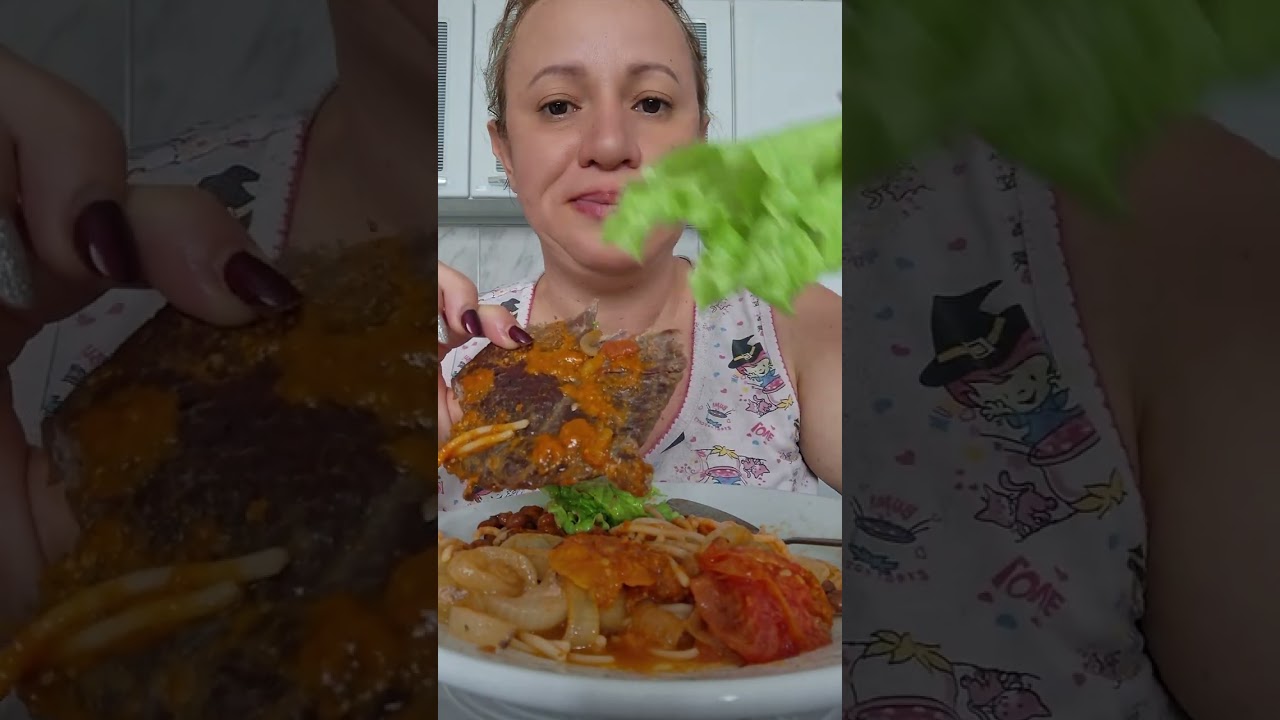 Macarrão com feijão bife e salada 