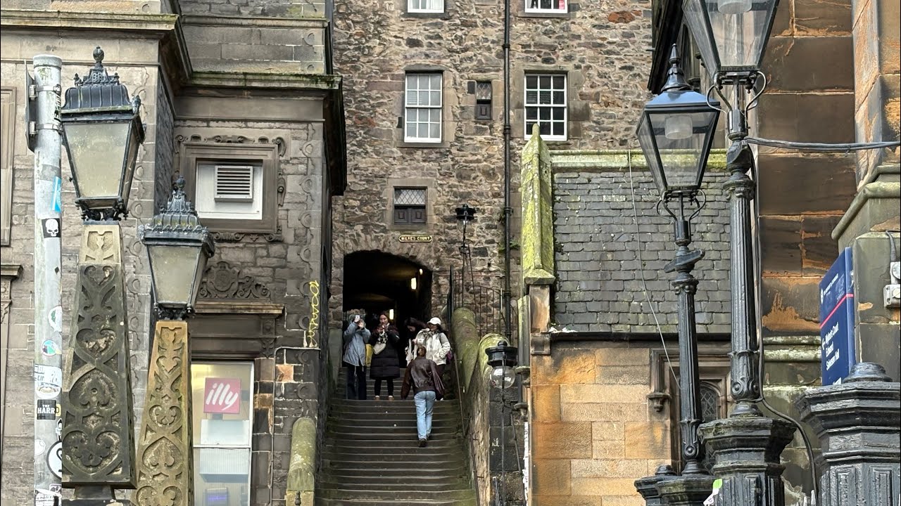 Scotland’s Royal Mile Walk: From The Palace of Holyroodhouse to Edinburgh Castle (@TheNatureBreak )