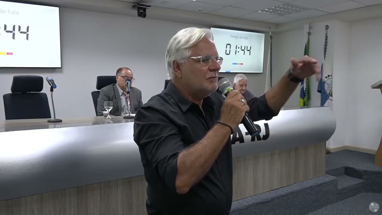 Ícaro Moreno discursando no CREA-RJ