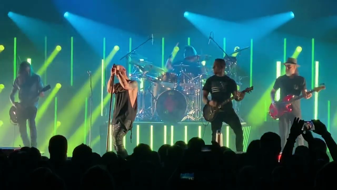 Daughtry with Mark Tremonti play “Man in the Box” 03/22/2022