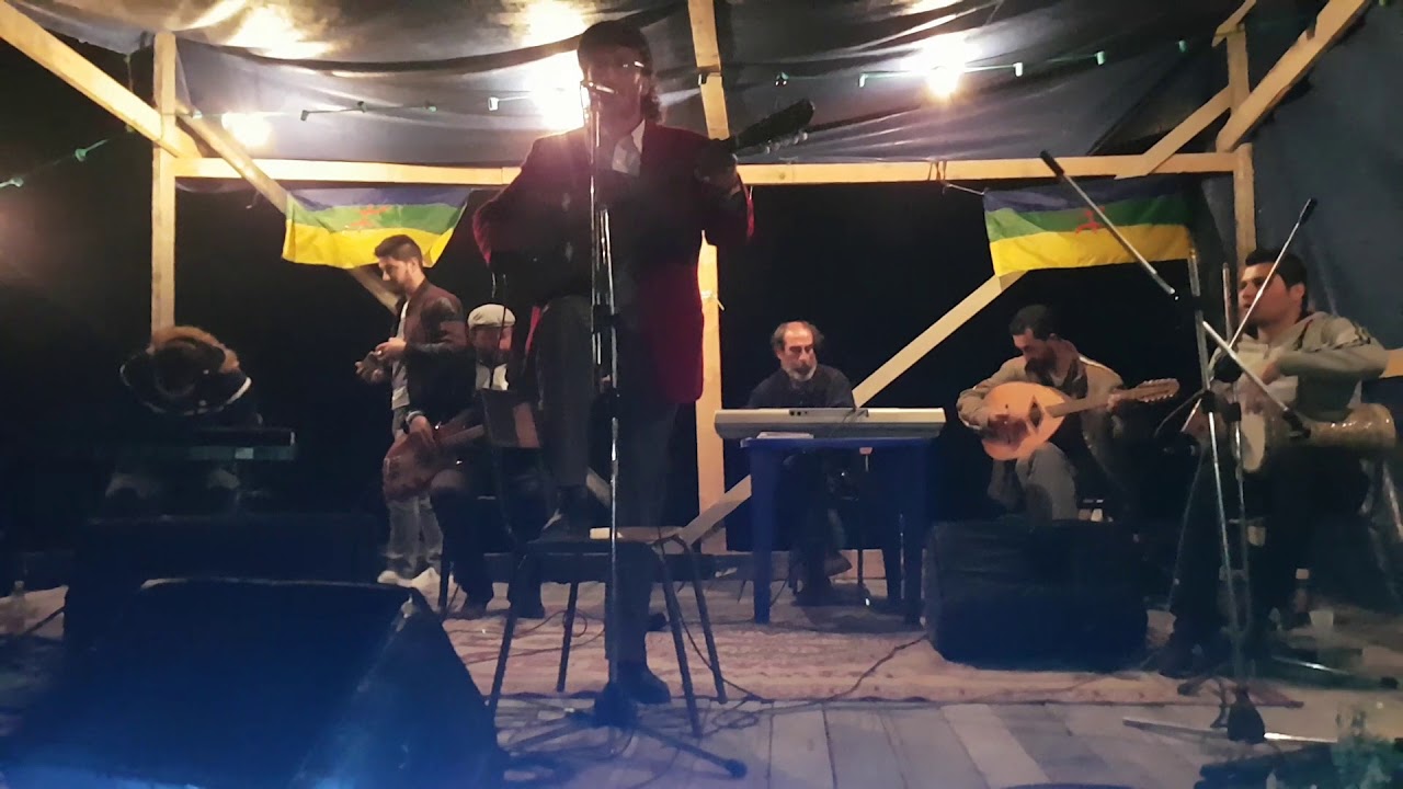 Hakim le petit matoub  chante  lounes en hommage aux martyrs avril 80et2001 au village d ait meloul