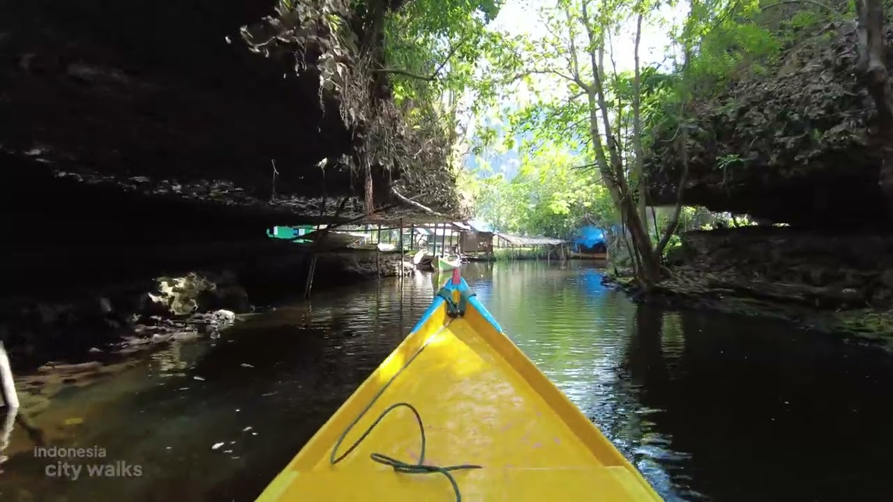 Menyusuri Sungai di Kampung Wisata Karst Rammang-Rammang Maros Sulawesi Selatan