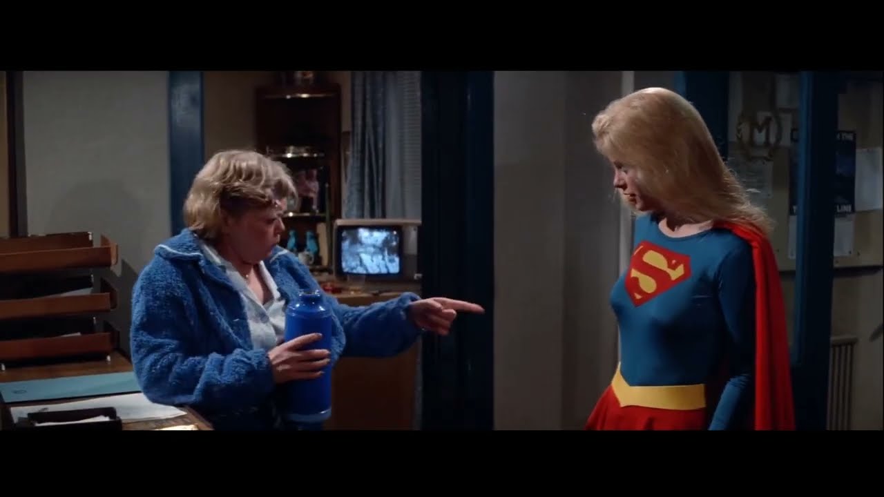 Lucha contra el demonio de las sombras en Supergirl 1984