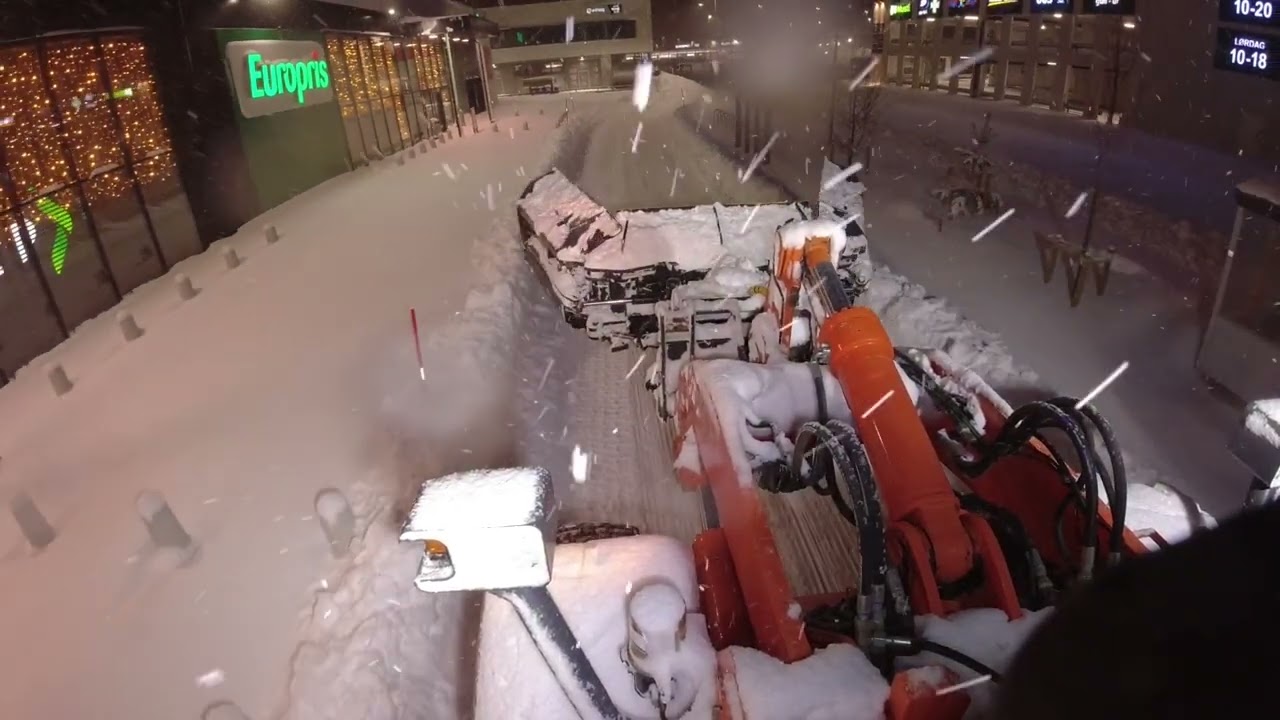 Snowstorm Snowplowing | Hitachi zw220