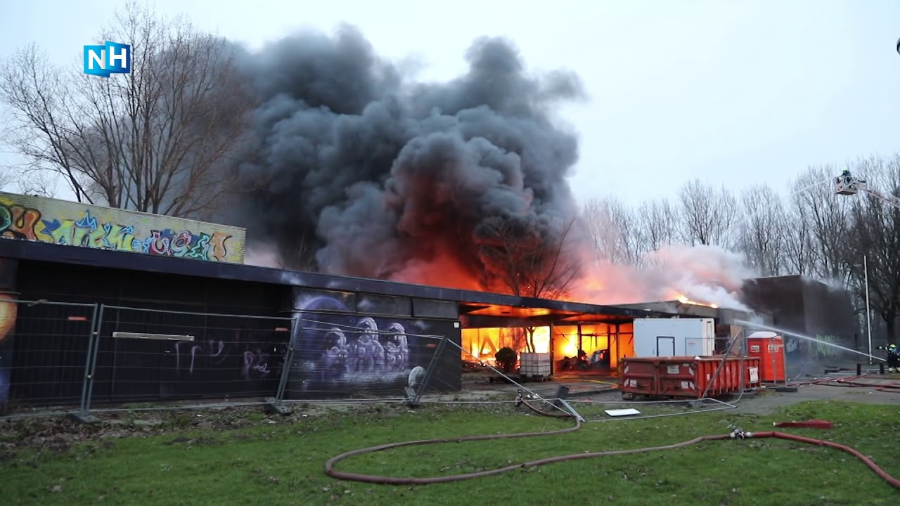 Beelden van zeer grote uitslaande brand in Velsen-Noord