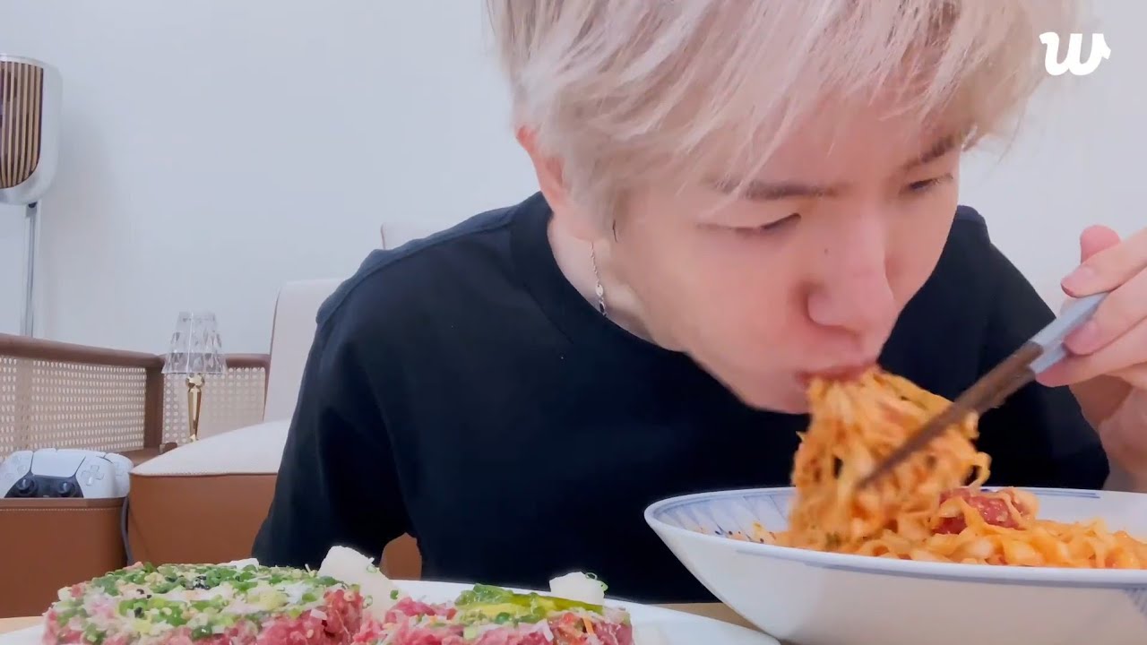 250812 EXO BAEKHYUN WEVERSE LIVE 엑소 백현 위버스라이브 " 배홍동칼빔면 + 육회 " 