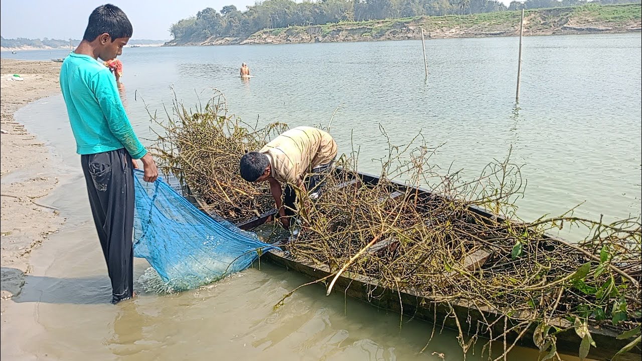 The two younger brothers raised the sunken boat from the river and caught fish.🐟