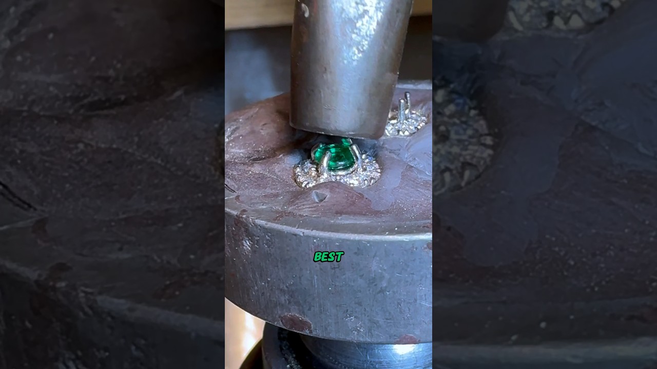 Setting 18K White Gold and Emerald Stud Earrings