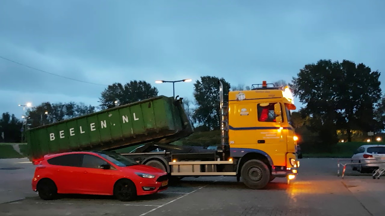 Beelen.nl verwisseld een container  met DAF portaalwagen van Hagoort transport BV