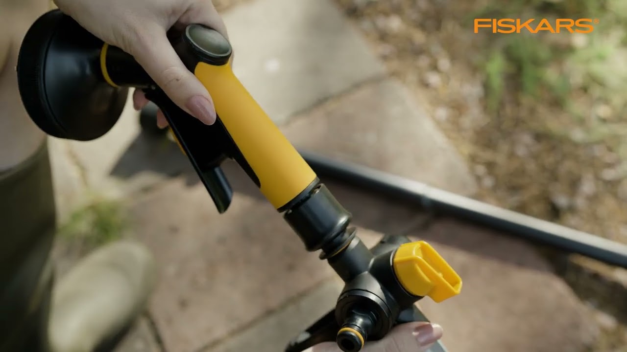 Универсален комплект за поливане със спрей пистолет и разпръсквач Fiskars Comfort